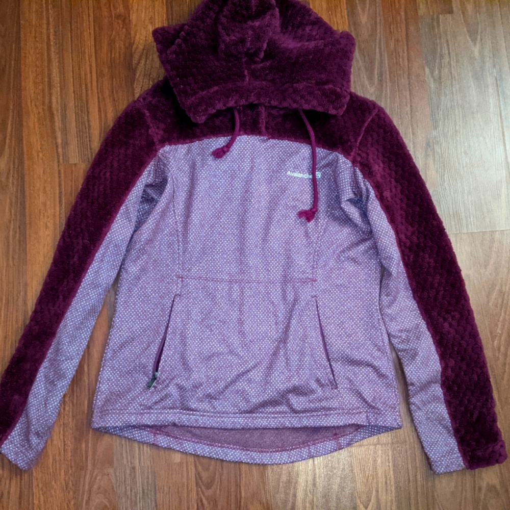 Cozy Avalanche sweater, size medium